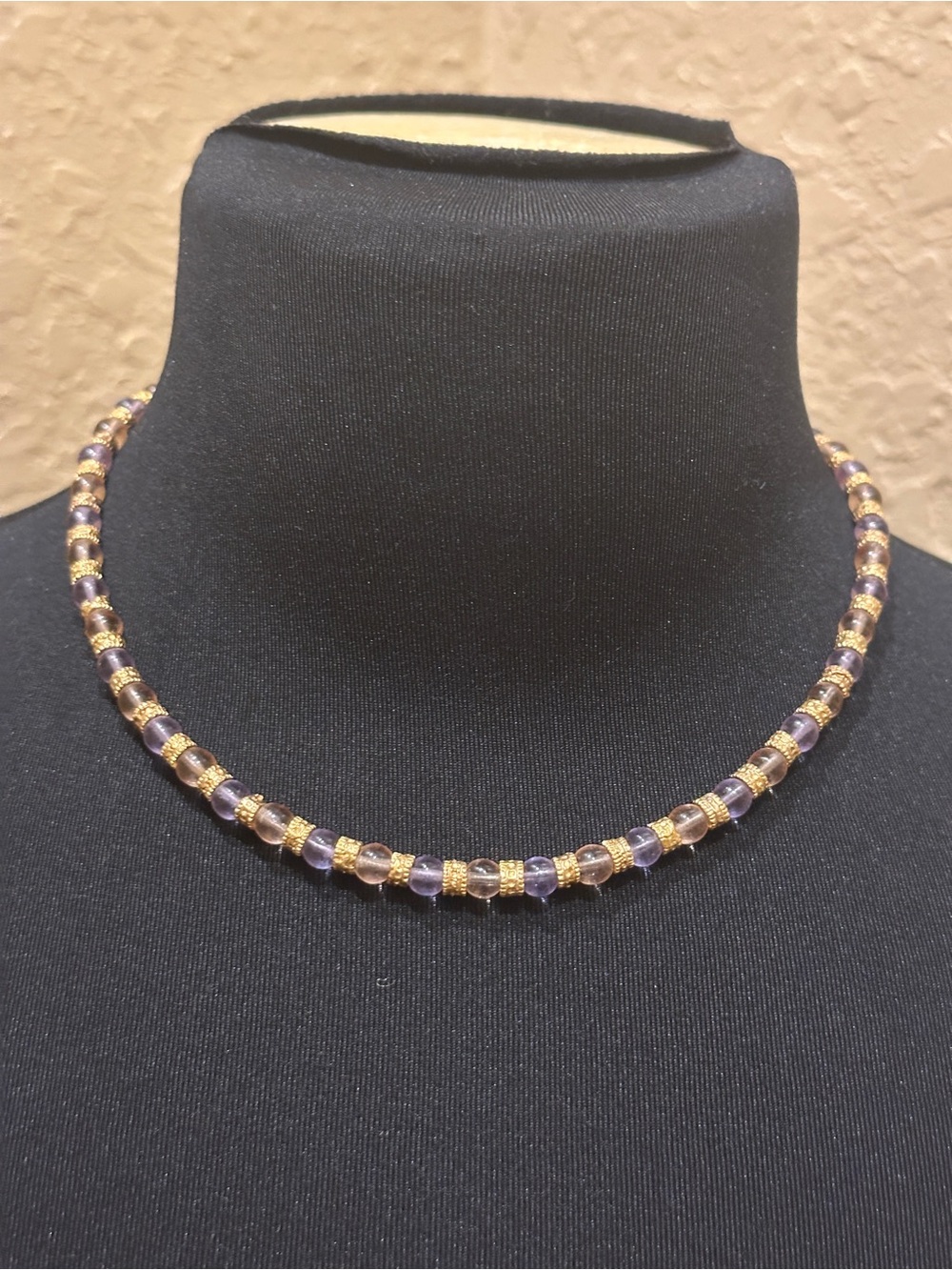 THIS IS A LADIES MURANO GLASS NECKLACE MEASURING 17” IN LENGTH, 6” WHEN WORN. I